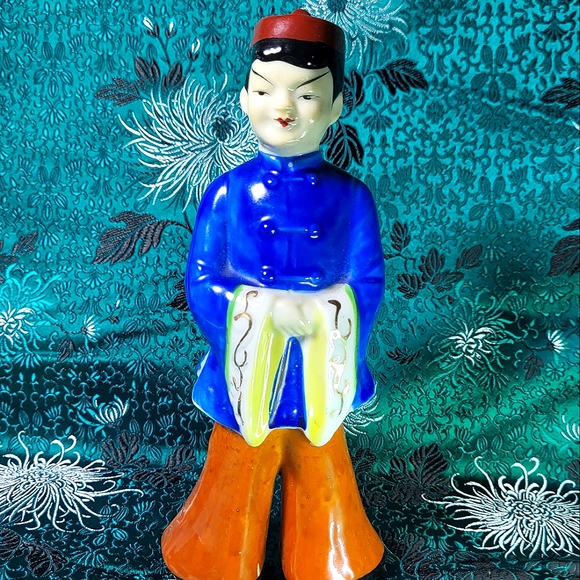 Vintage Porcelain hand painted Asian Man in traditional outfit 7" figurine - Picture 2 of 8